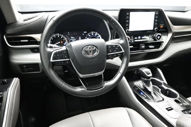 Used 2022 Toyota Highlander XLE FWD image 13