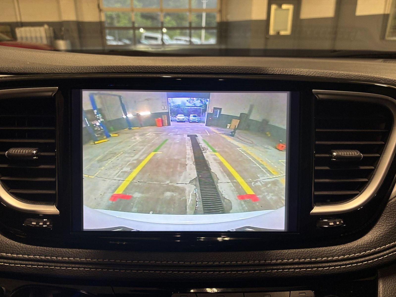 Used 2025 Chrysler Pacifica Limited FWD image 26