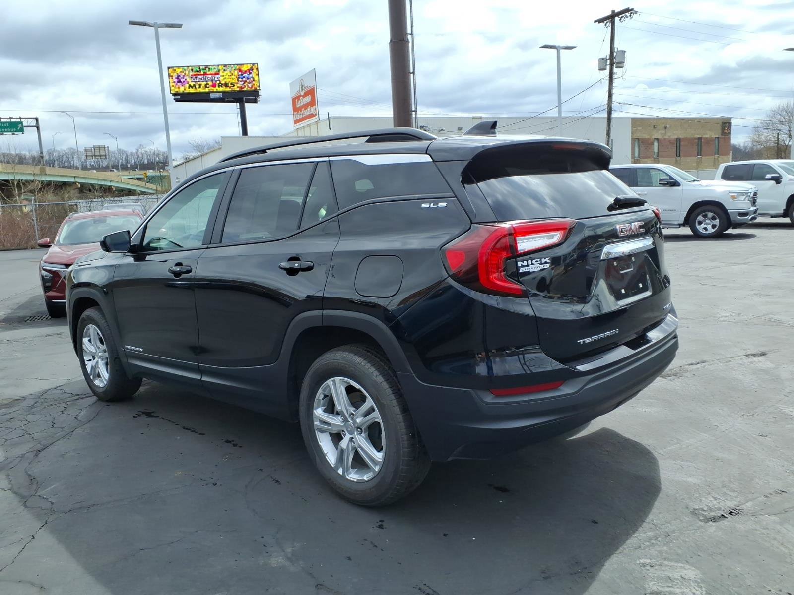 Certified 2024 GMC Terrain SLE w/ Driver Convenience Package image 3