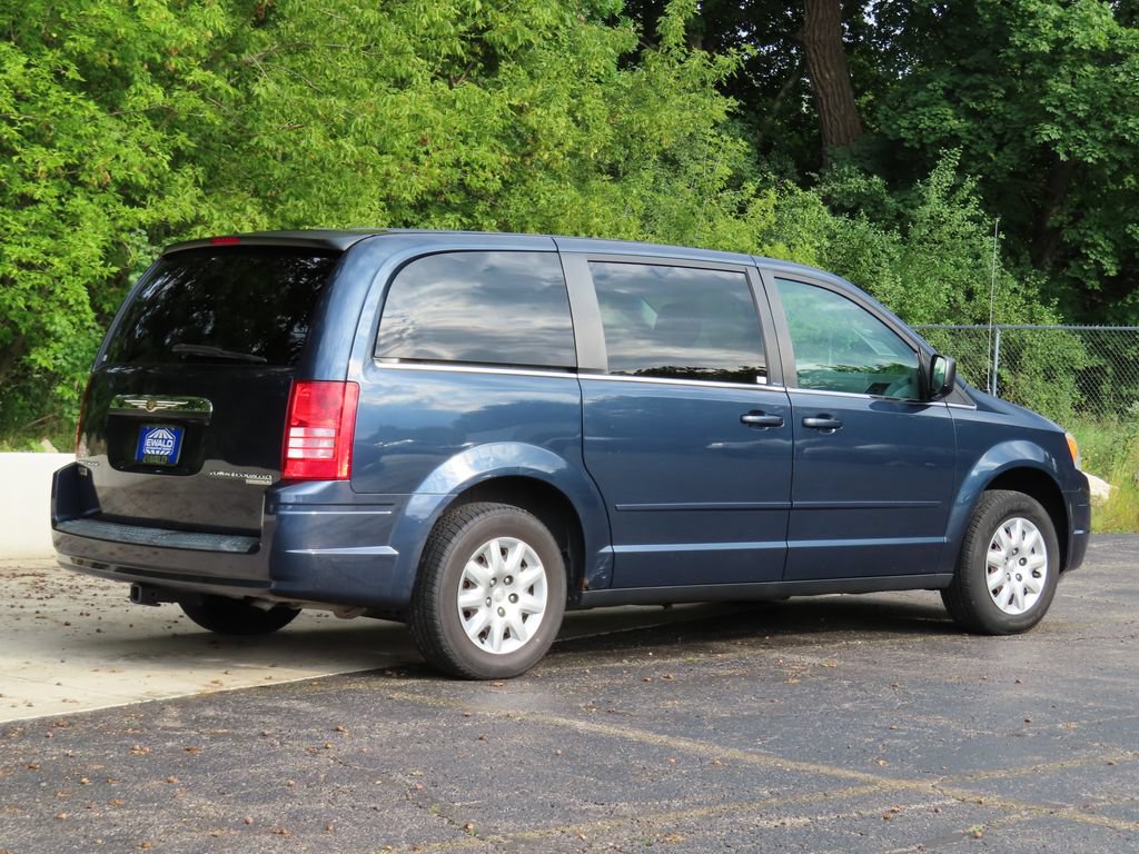Used 2009 Chrysler Town & Country LX FWD image 3