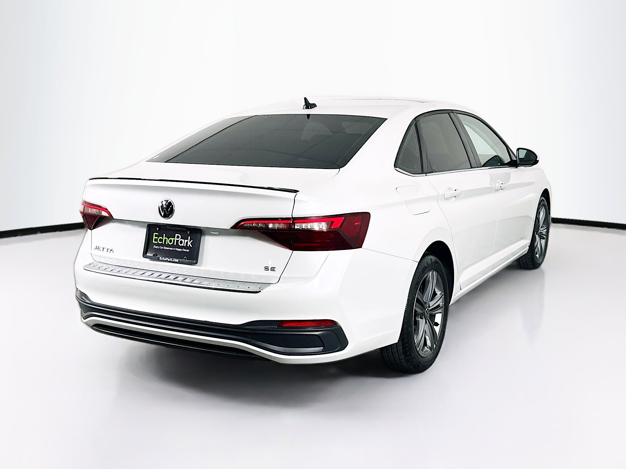 Used 2024 Volkswagen Jetta SE image 9