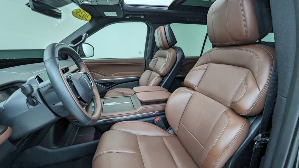 Used 2025 Lincoln Navigator L Reserve image 2