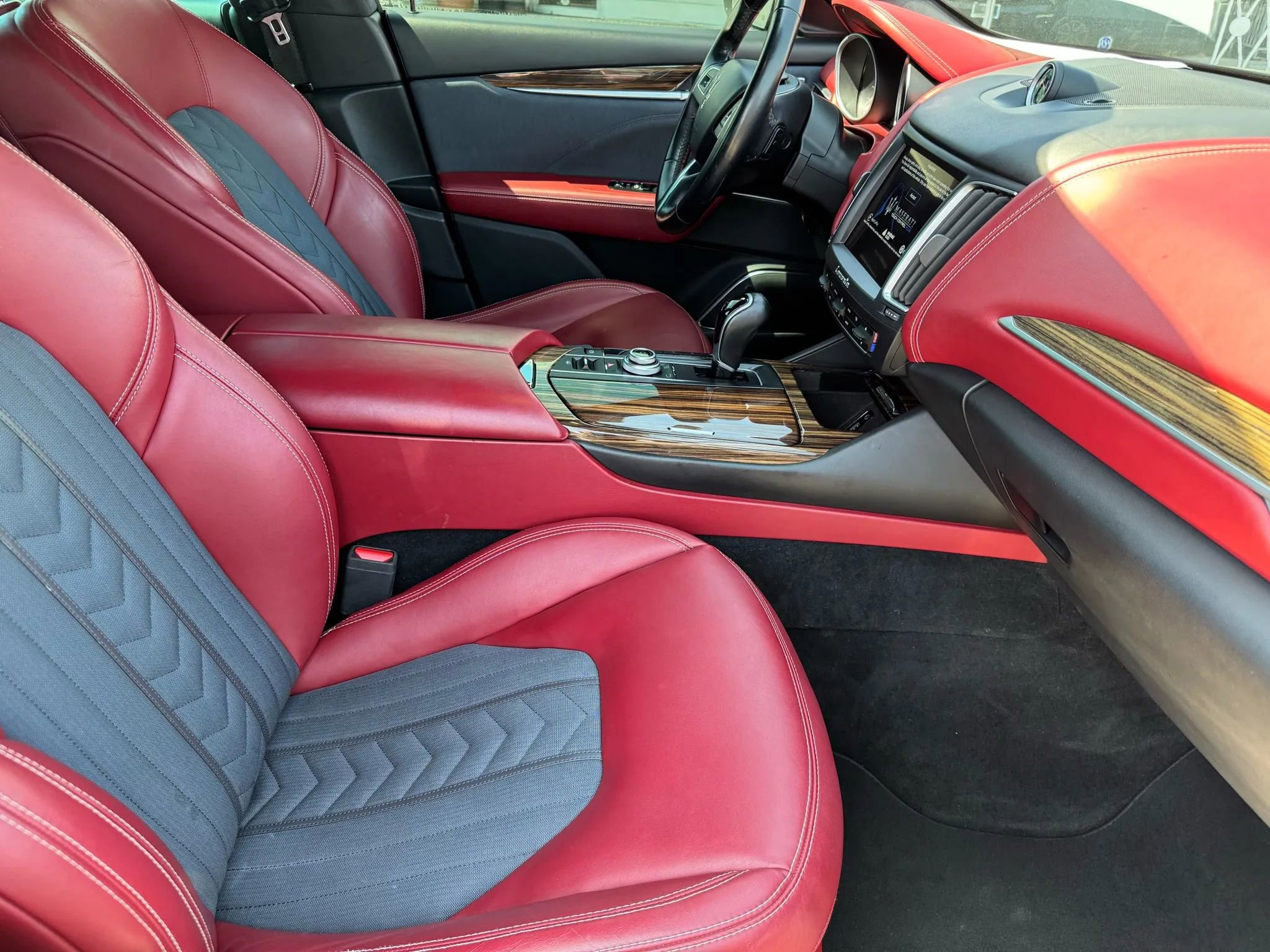 Used 2017 Maserati Levante w/ Luxury Package image 12