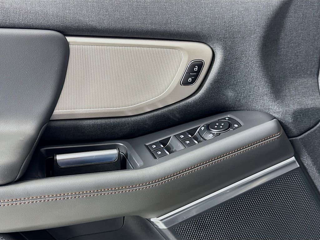 Used 2025 Ford Expedition Active image 18