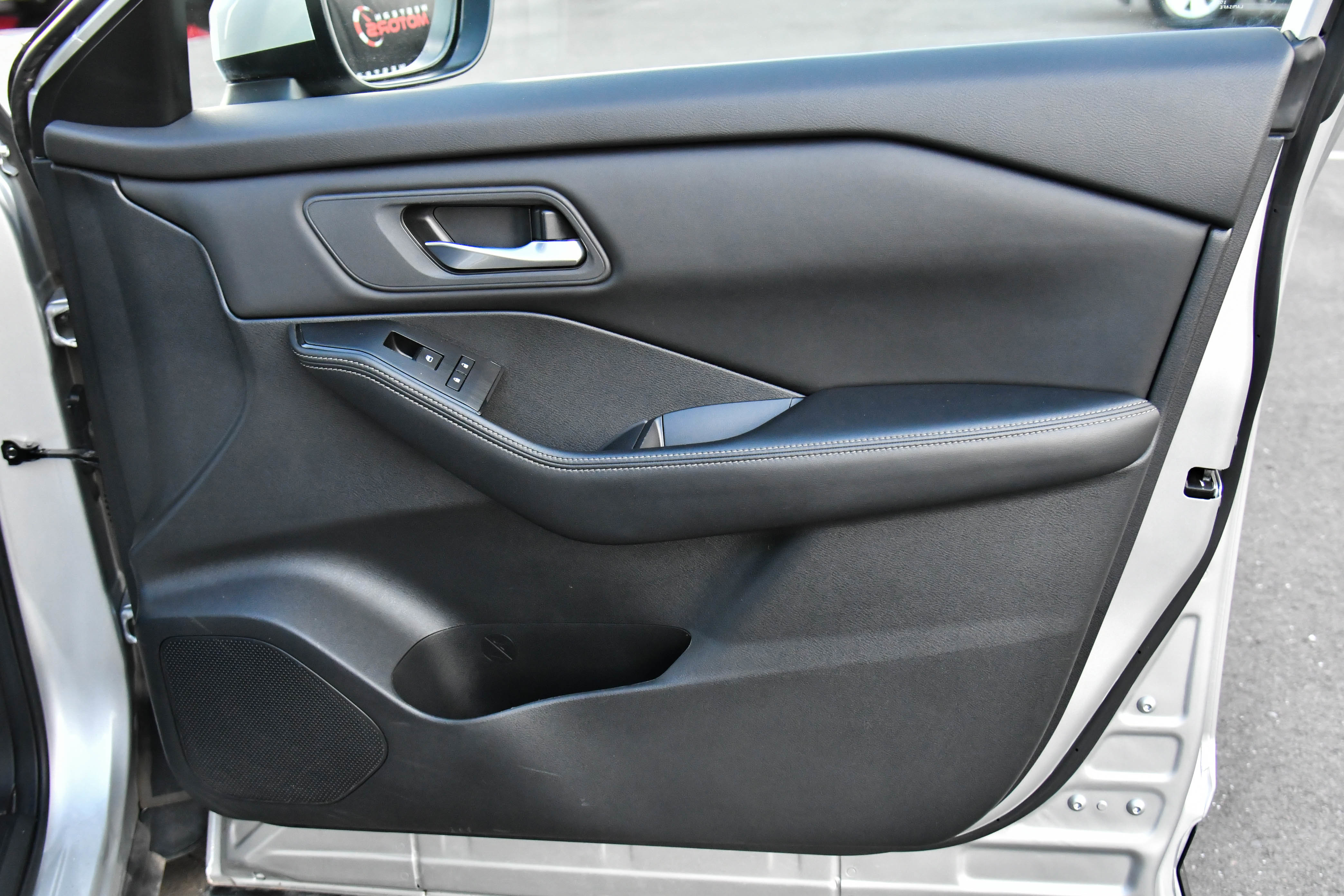 Used 2024 Nissan Rogue SV image 43