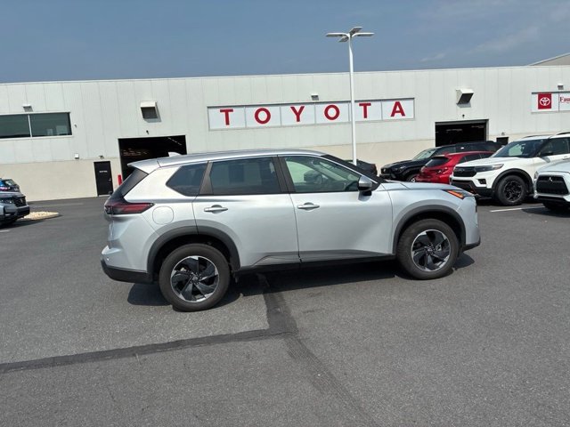 Used 2024 Nissan Rogue SV AWD/4WD image 6