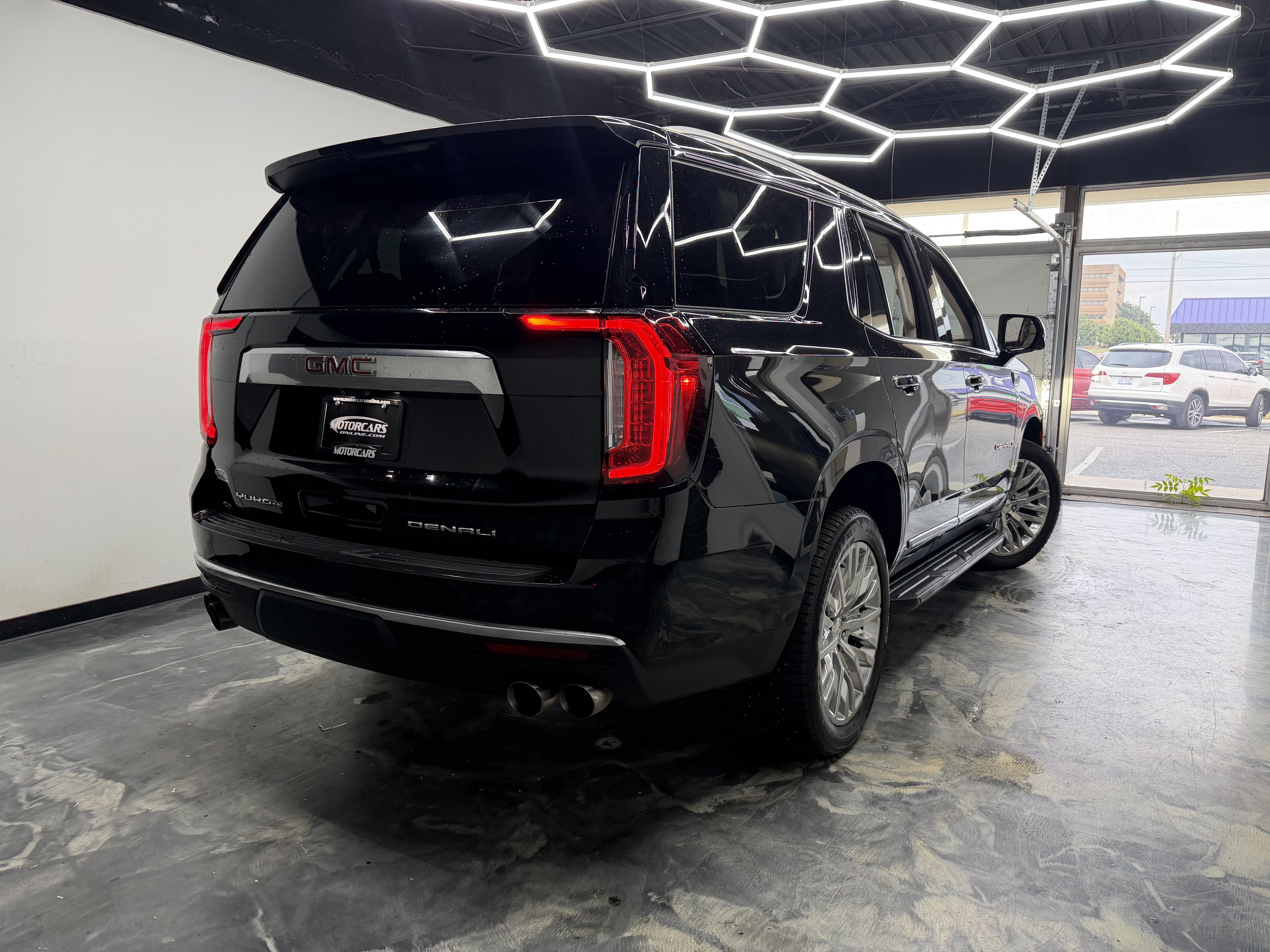 Used 2023 GMC Yukon Denali w/ Advanced Technology Package AWD/4WD image 3