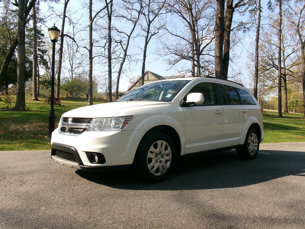 Used 2019 Dodge Journey SE w/ Connectivity Group FWD image 1