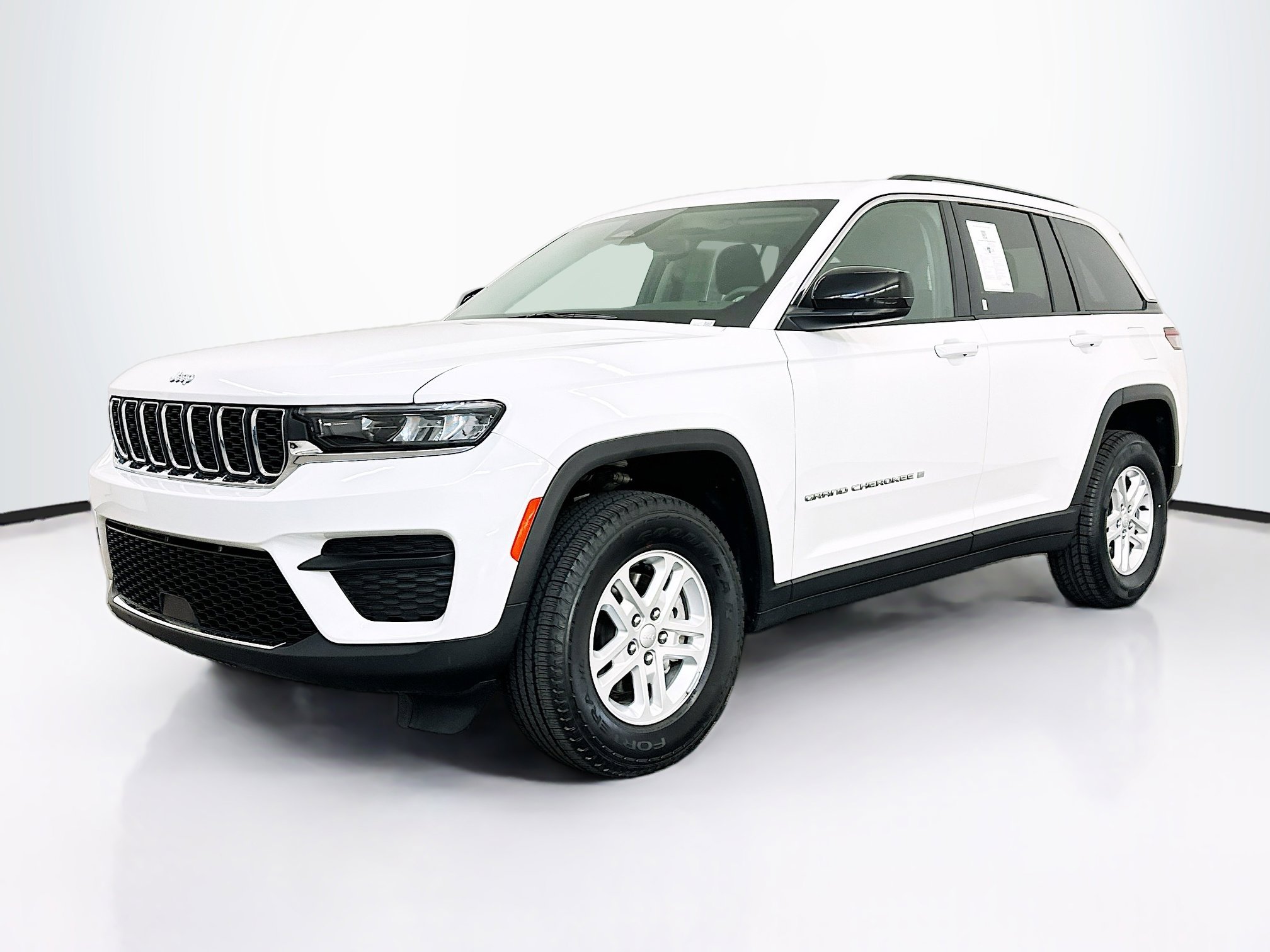 Used 2023 Jeep Grand Cherokee Laredo AWD/4WD image 3