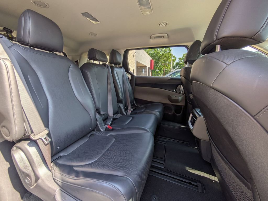 Used 2025 Kia Carnival FWD image 27