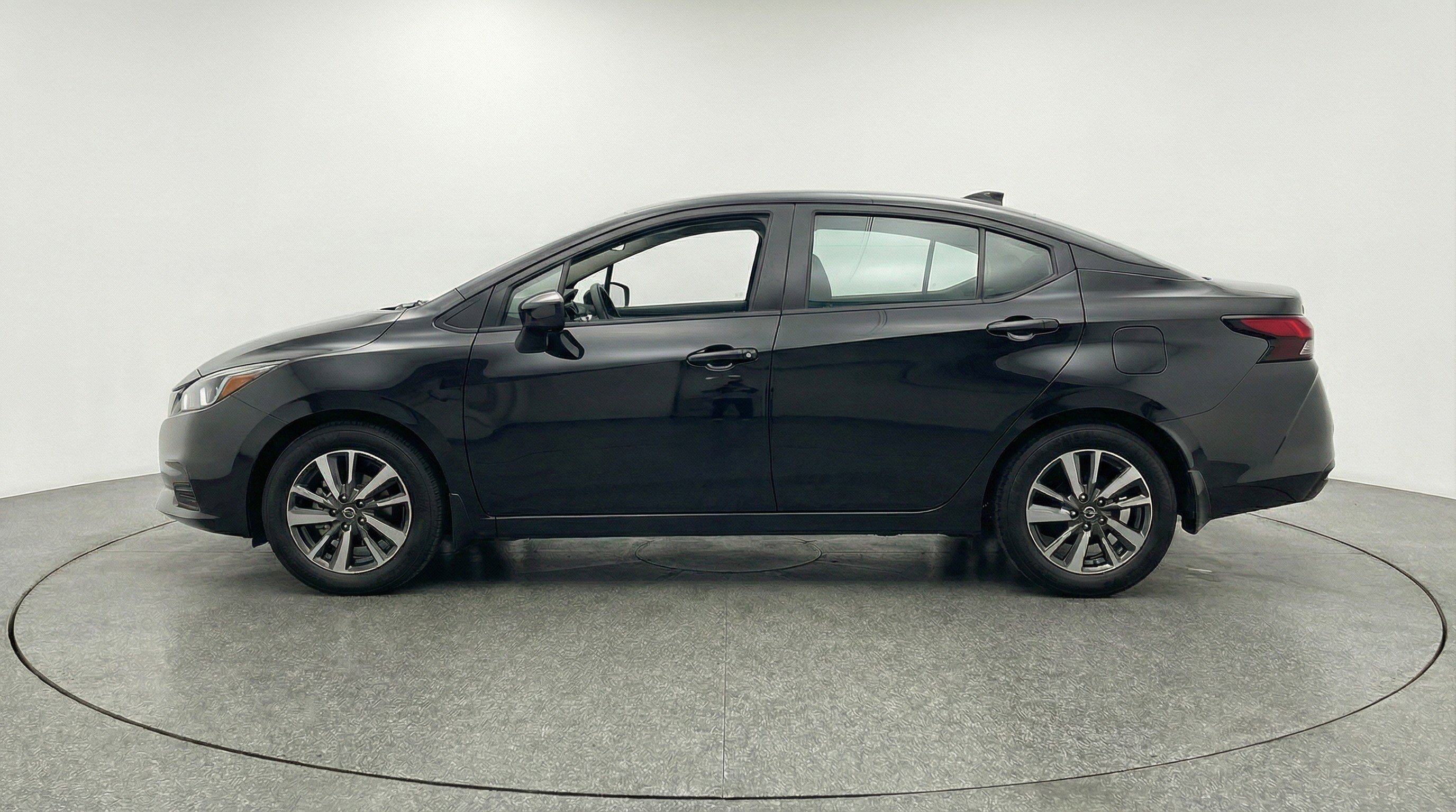 Used 2025 Nissan Versa SV image 5