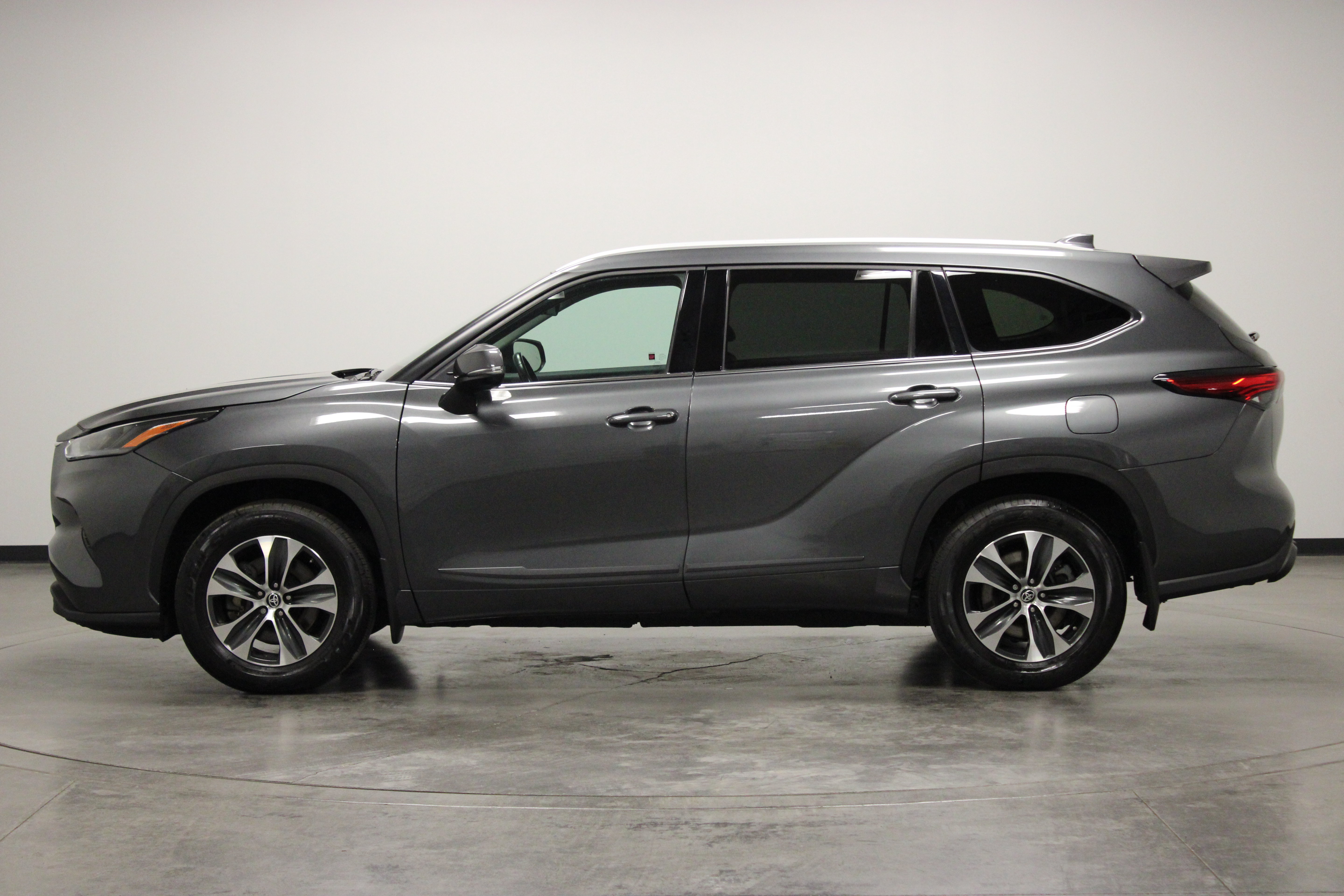 Used 2022 Toyota Highlander XLE AWD/4WD image 5
