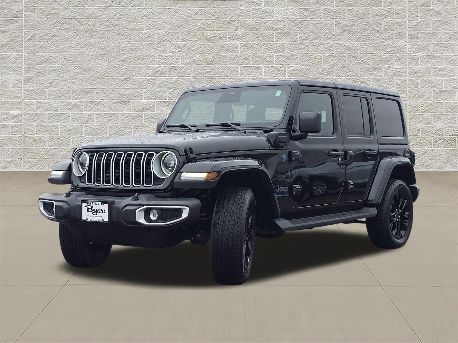 Used 2025 Jeep Wrangler Sahara image 3