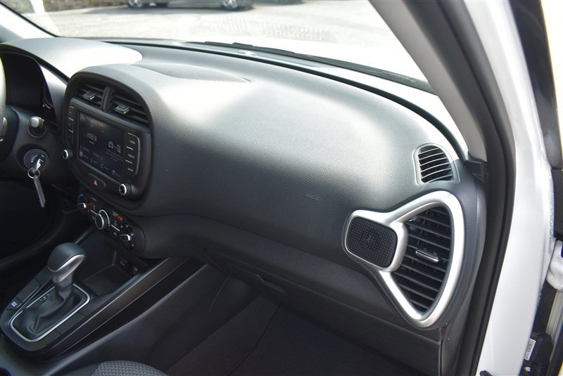 Used 2025 Kia Soul LX w/ LX Technology Package FWD image 26