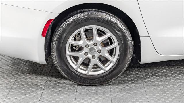 Used 2020 Chrysler Voyager LX image 31