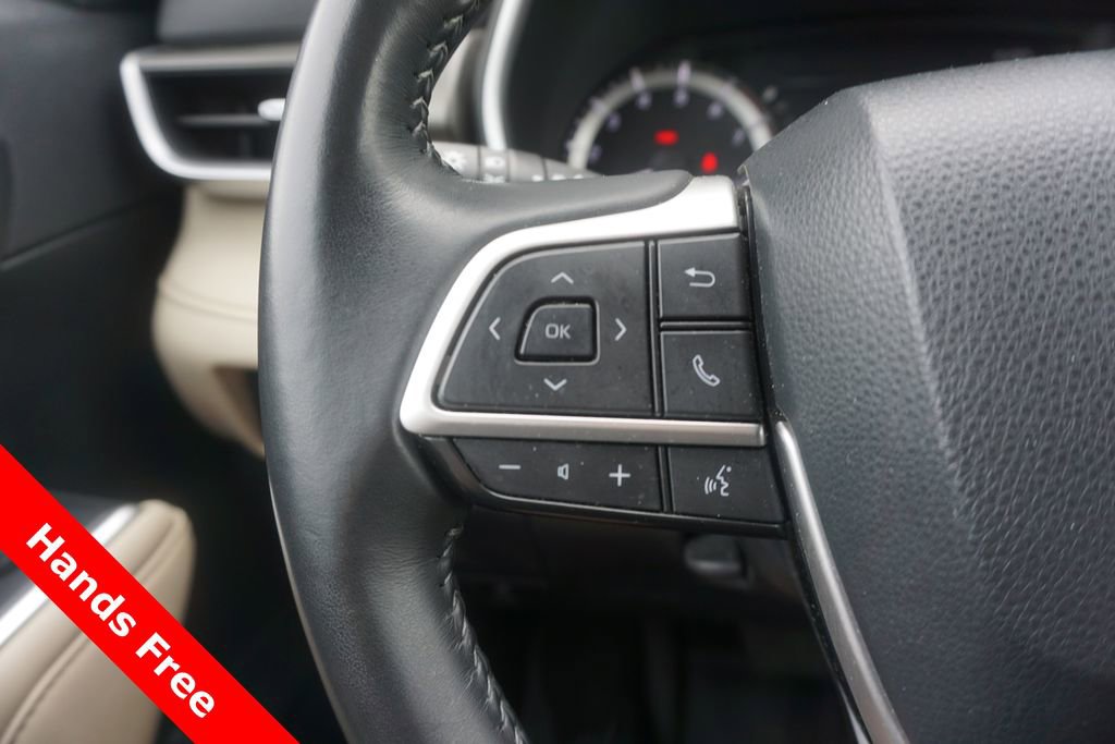 Used 2023 Toyota Highlander XLE AWD/4WD image 4