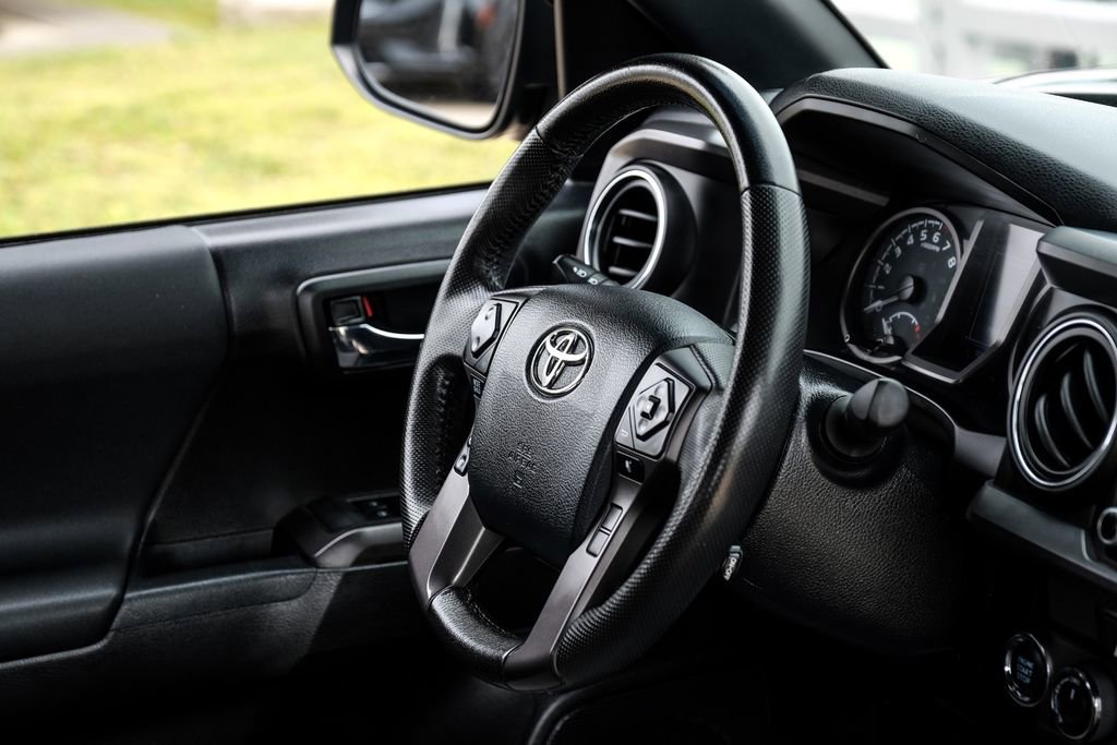 Used 2020 Toyota Tacoma TRD Off-Road AWD/4WD image 11
