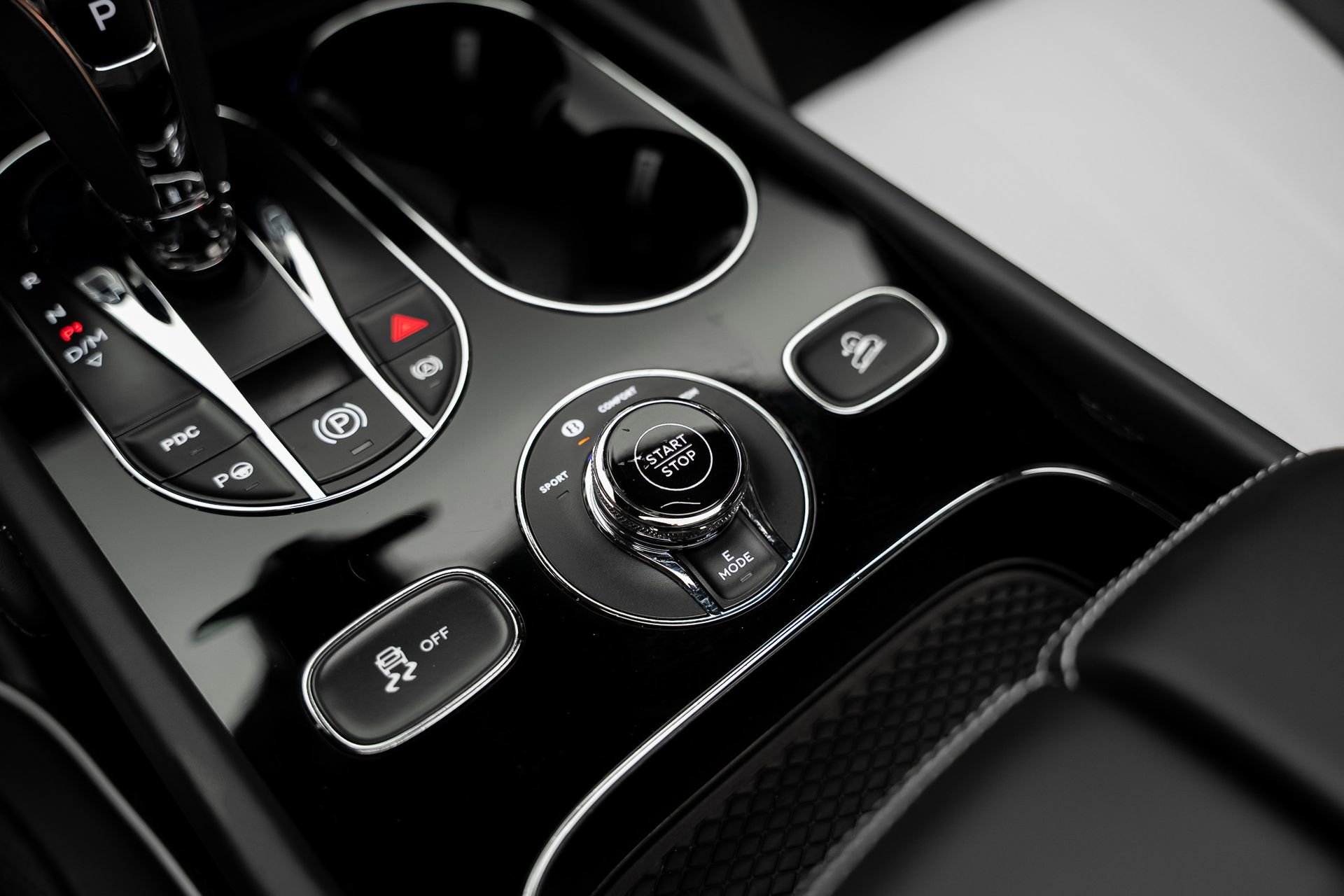 Used 2021 Bentley Bentayga Plug-In Hybrid image 52