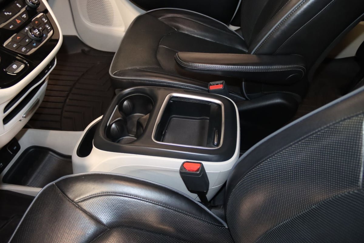 Used 2018 Chrysler Pacifica Limited FWD image 39