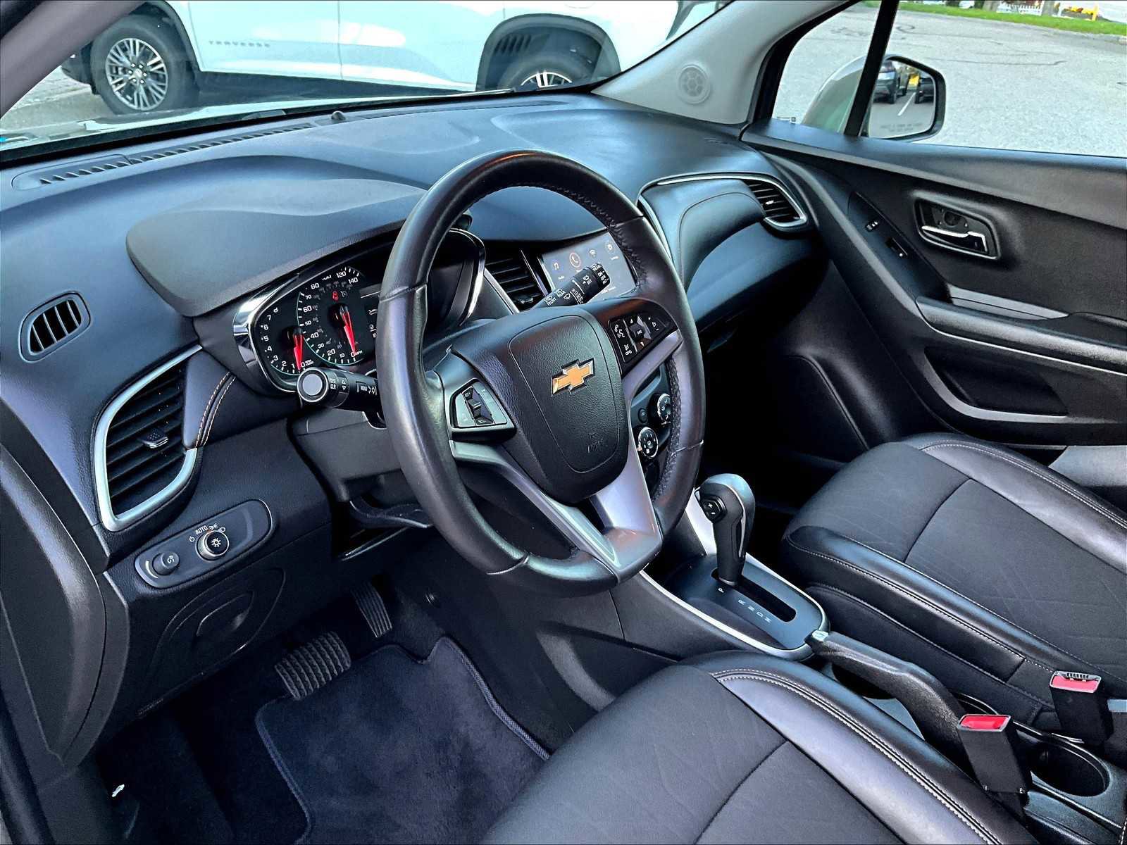 Used 2022 Chevrolet Trax LT w/ LT Convenience Package image 8