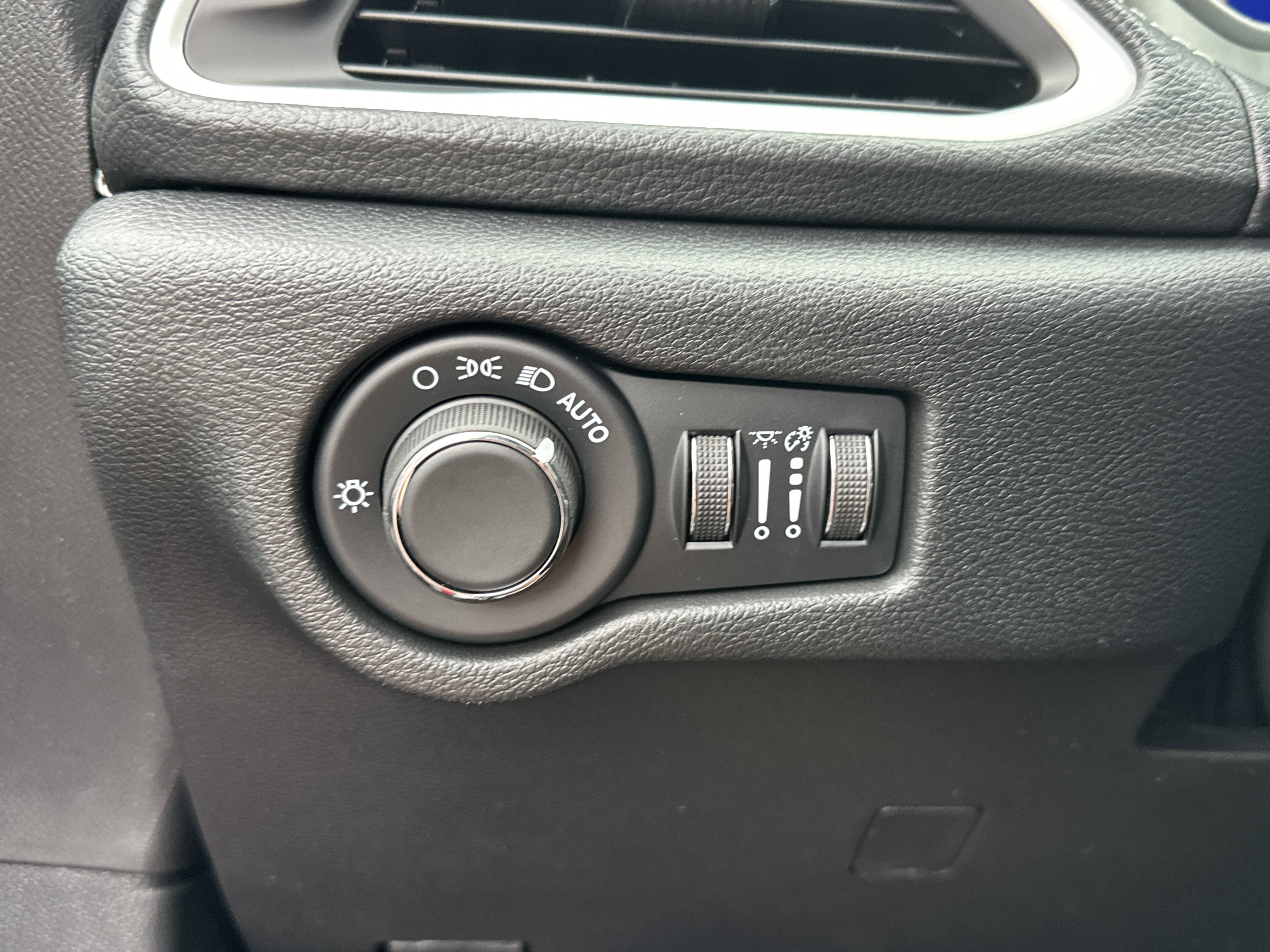 New 2027 Chrysler Pacifica Select w/ Family Tech Group FWD image 9