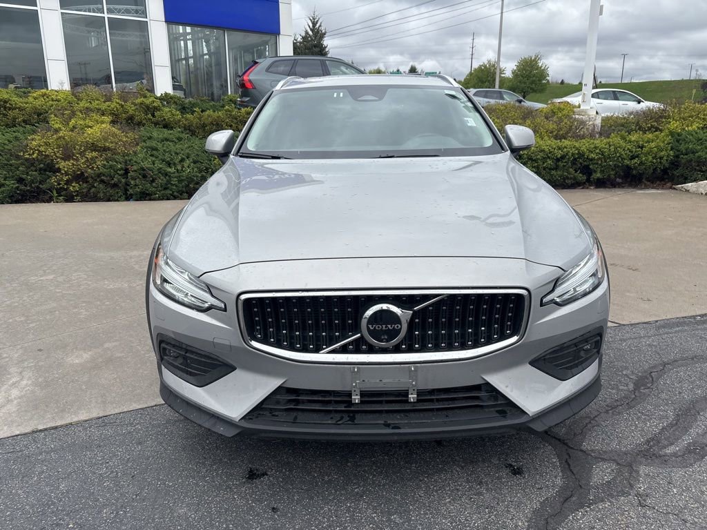 Used 2025 Volvo V60 B5 Cross Country Plus AWD/4WD image 3