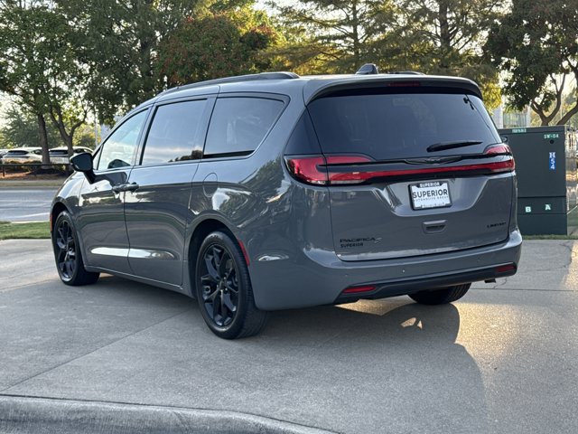 Used 2025 Chrysler Pacifica Limited FWD image 9