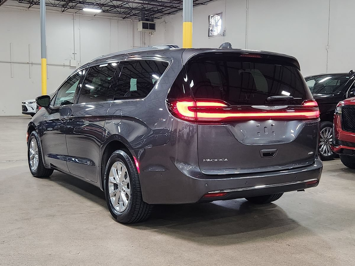 Used 2022 Chrysler Pacifica Touring-L w/ Uconnect Theater Family Group AWD/4WD image 11