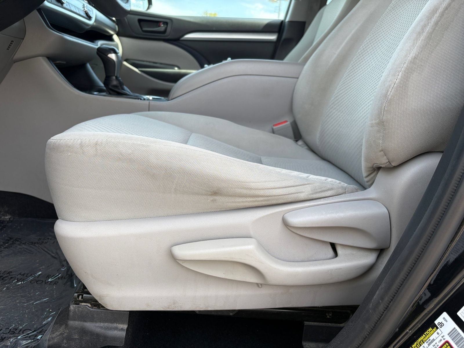 Used 2019 Toyota Highlander LE w/ Carpet Mat Package (TMS) AWD/4WD image 20