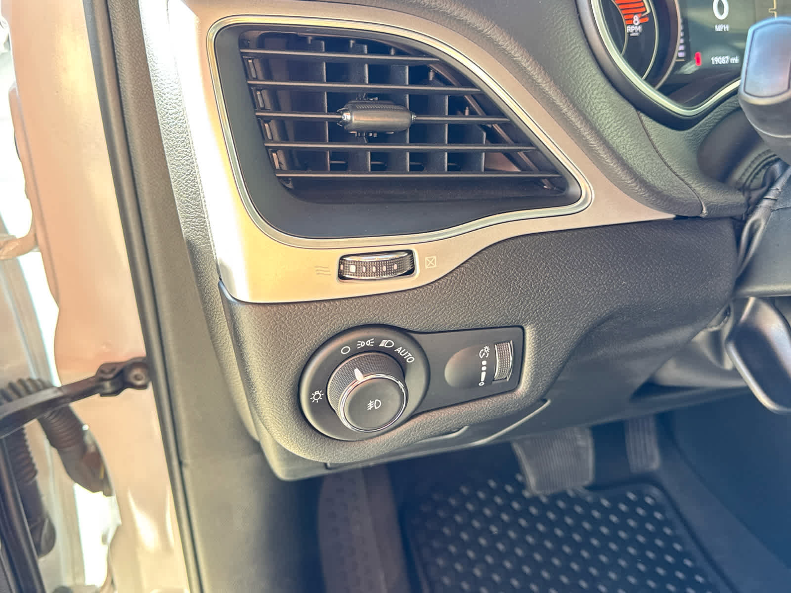 Used 2022 Jeep Cherokee Latitude w/ Trailer Tow Group image 11