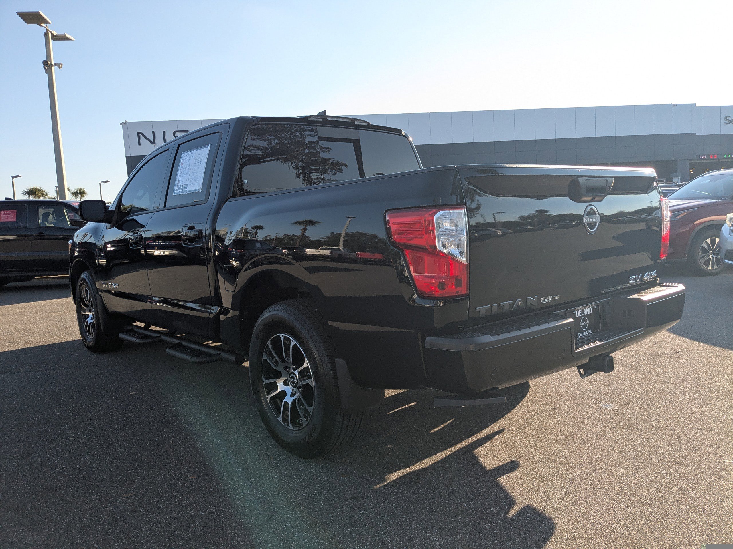 Used 2023 Nissan Titan SV w/ SV Convenience Package image 6