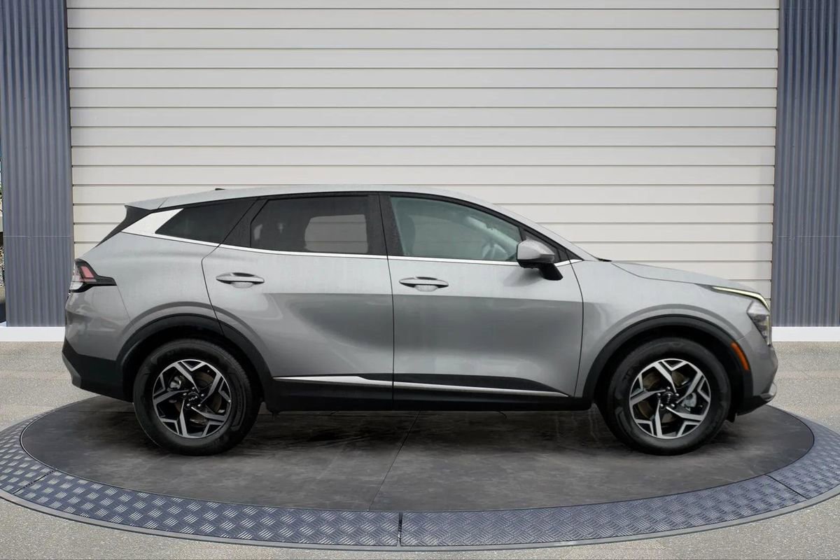 Used 2025 Kia Sportage LX image 8