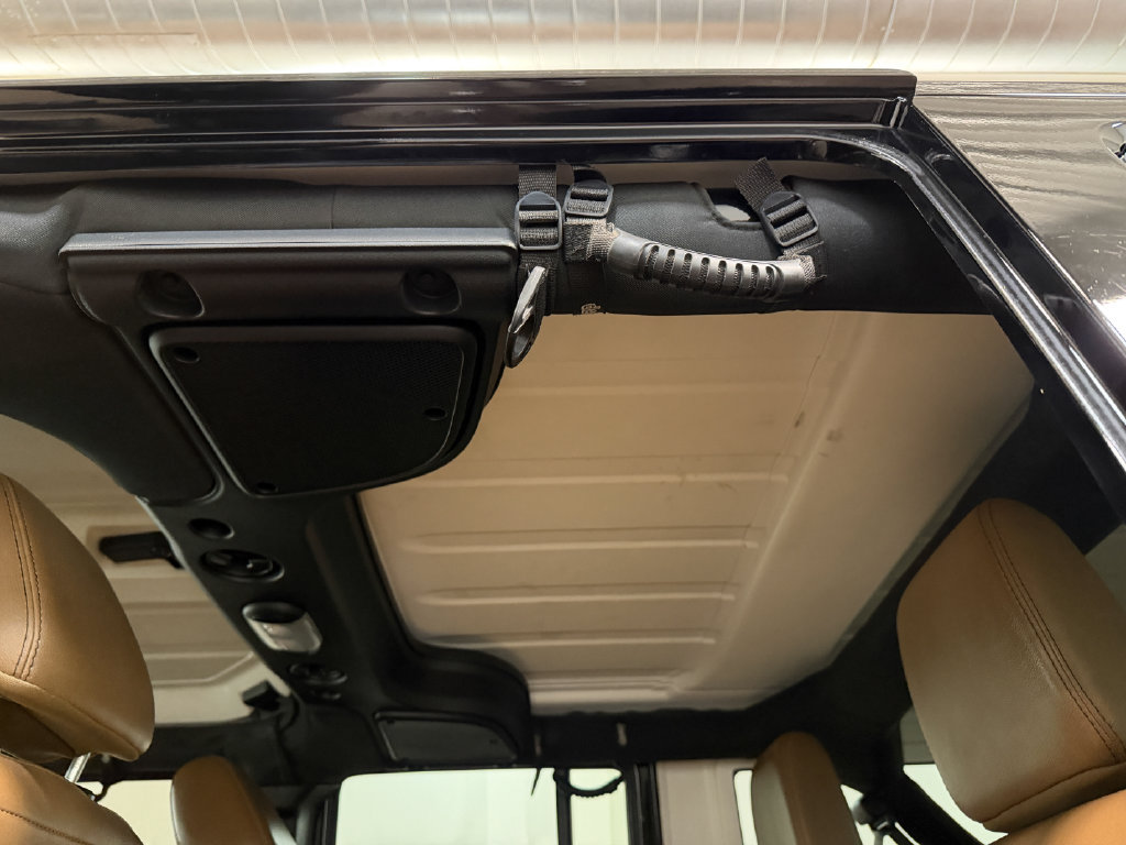 Used 2015 Jeep Wrangler Unlimited Sahara w/ Connectivity Group AWD/4WD image 10
