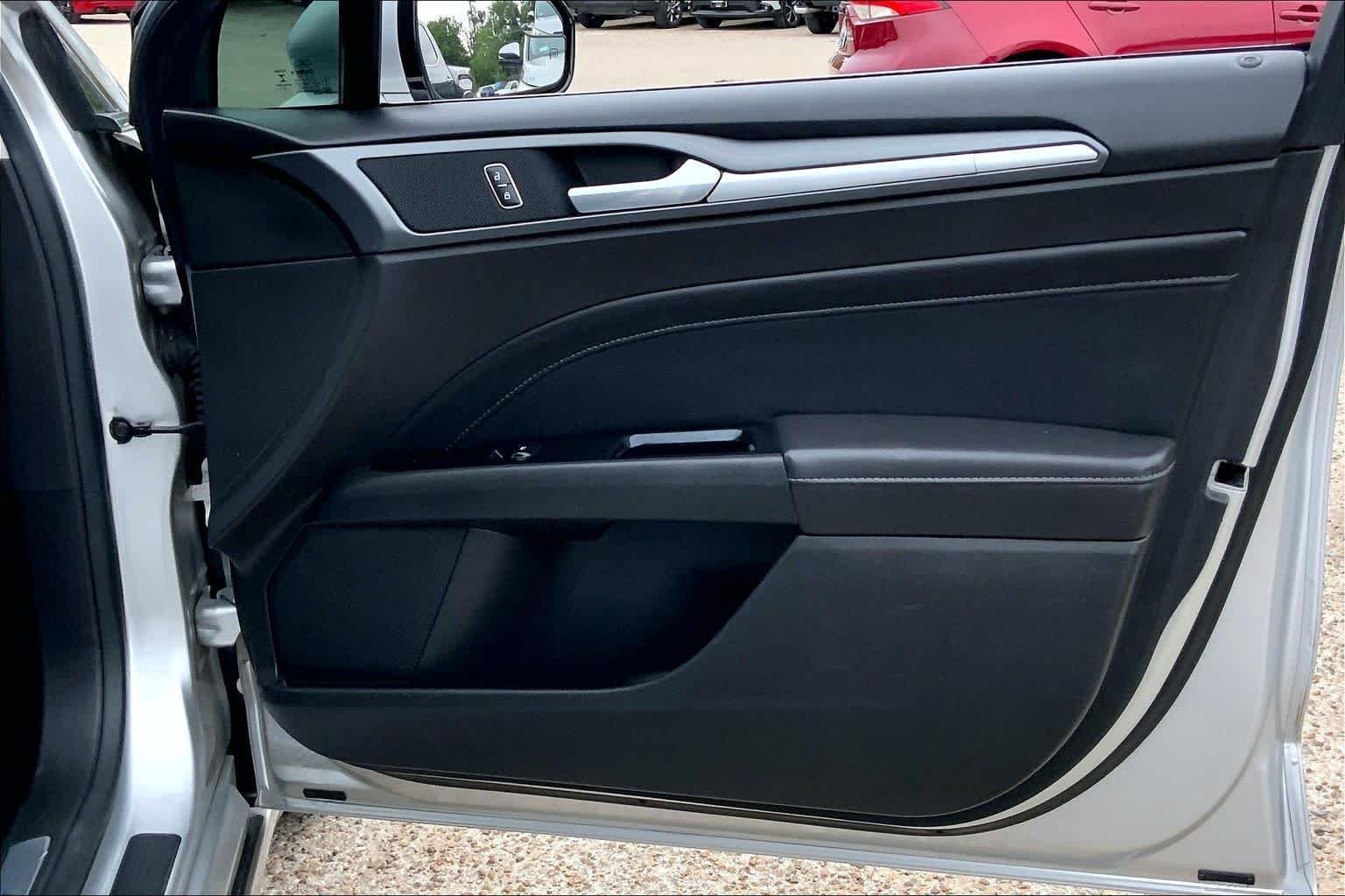 Used 2014 Ford Fusion Titanium FWD image 22
