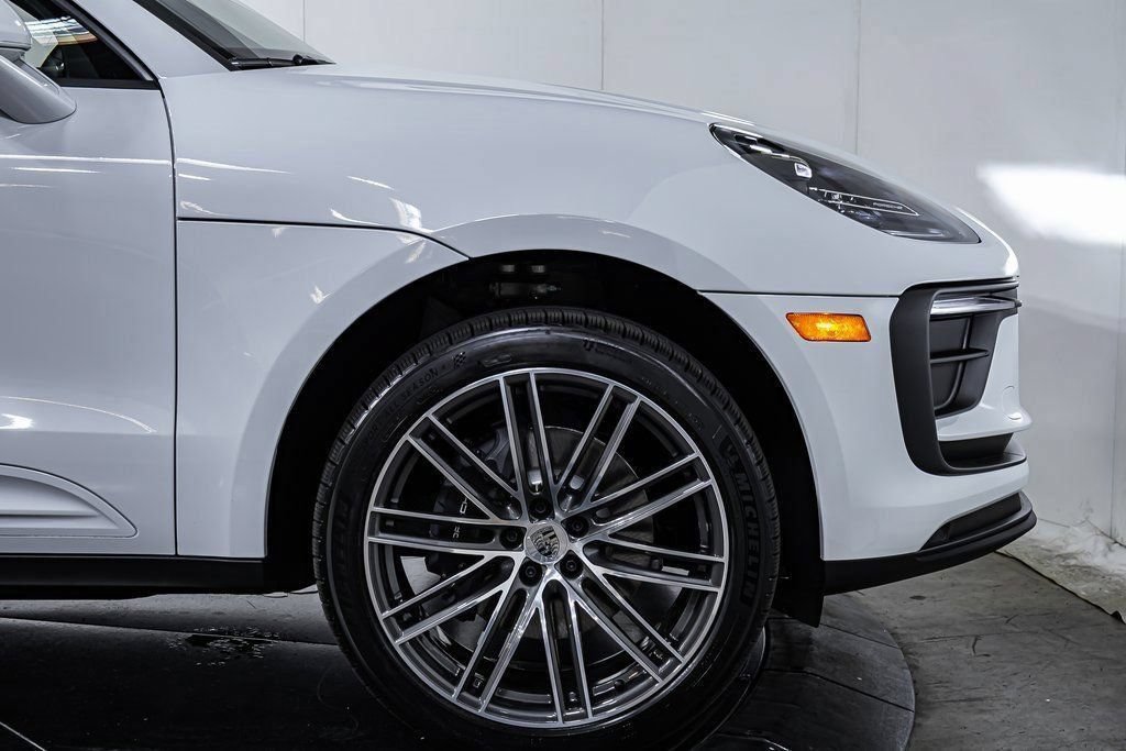 Certified 2025 Porsche Macan AWD/4WD image 11