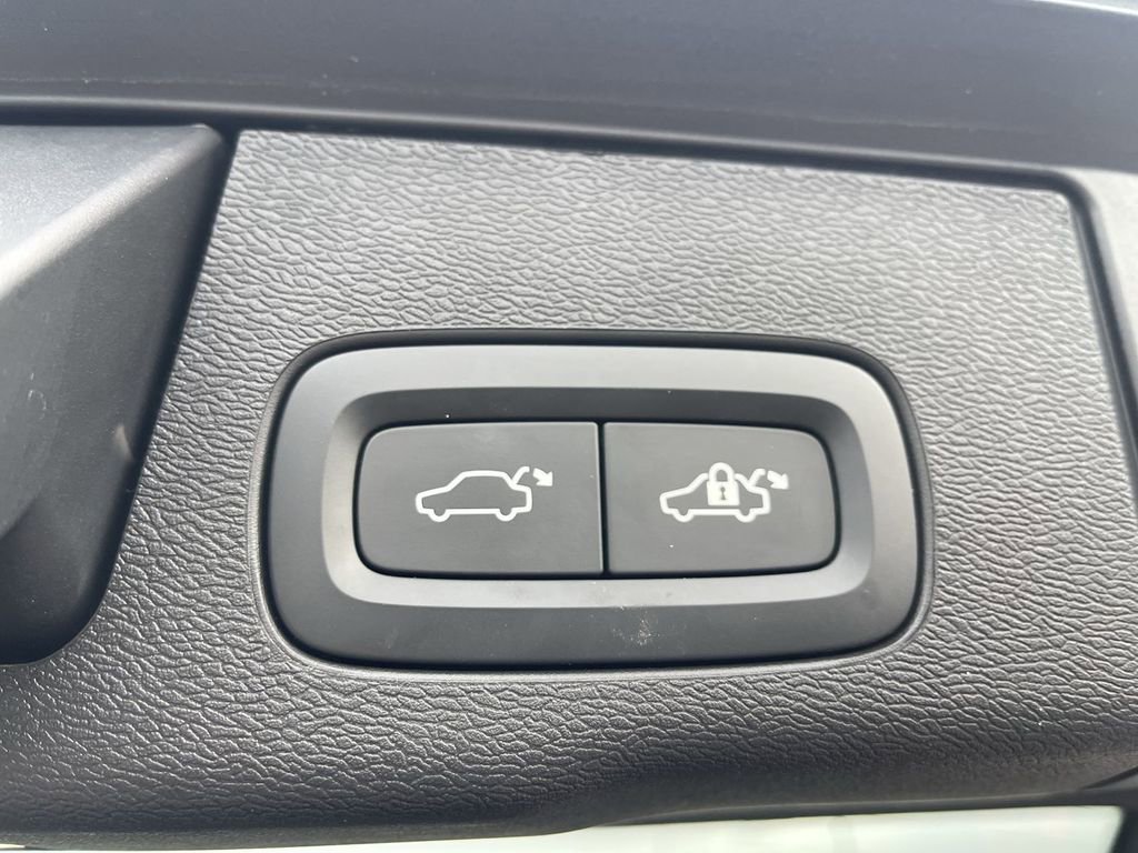 Used 2024 Volvo XC60 B5 Plus image 16