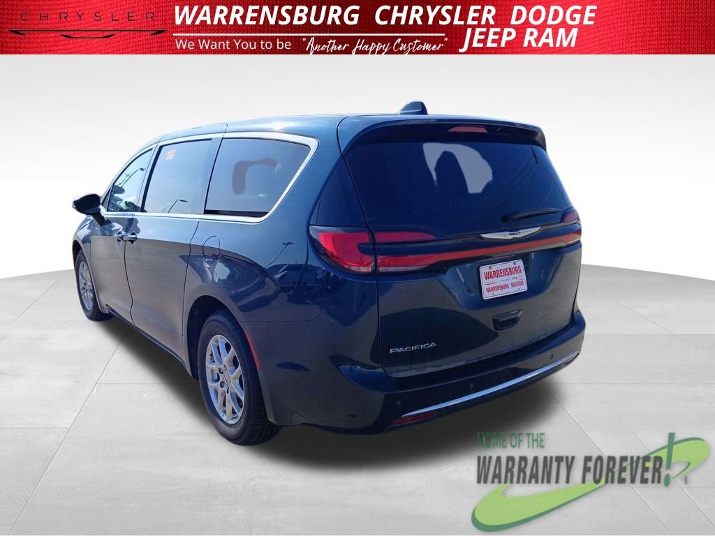 Used 2023 Chrysler Pacifica Touring-L image 6