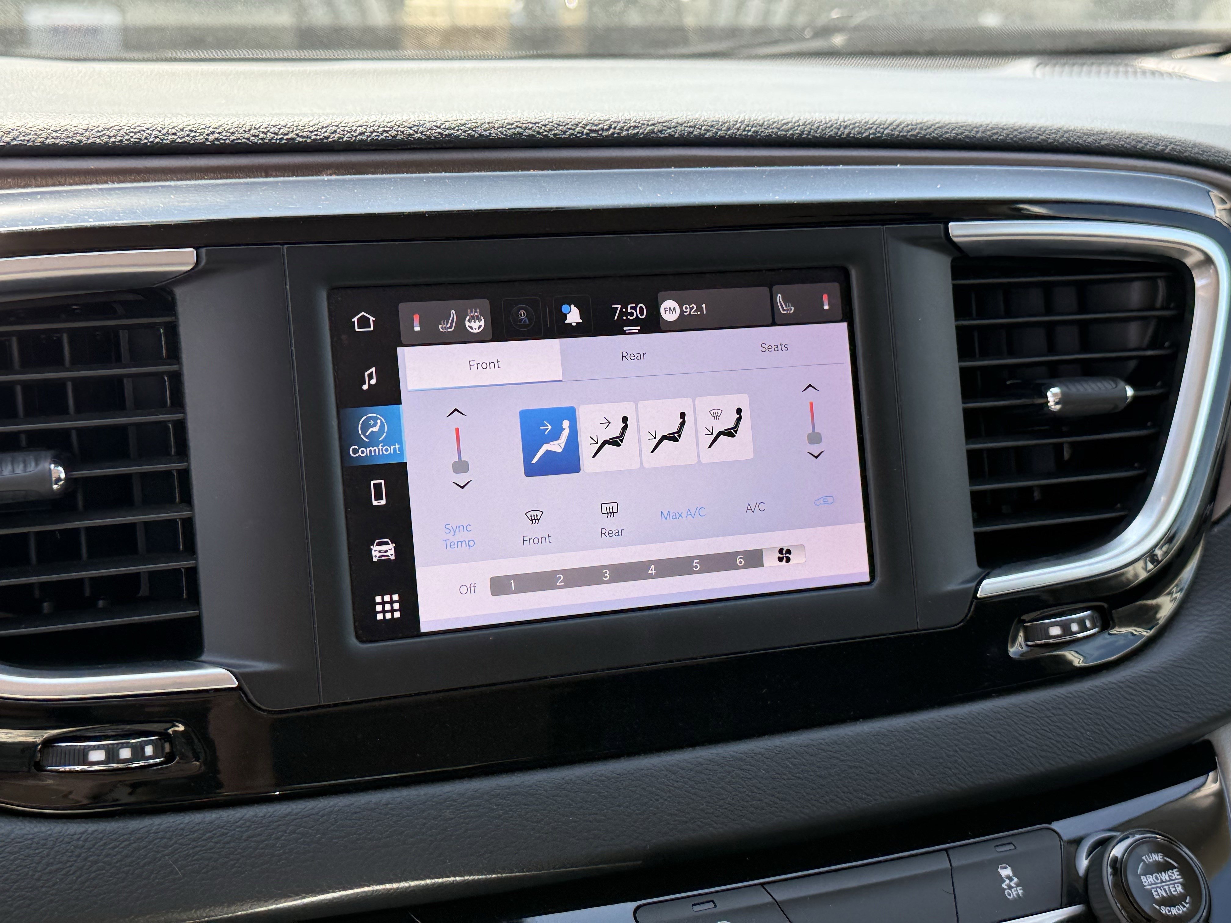 Used 2023 Chrysler Voyager LX image 20