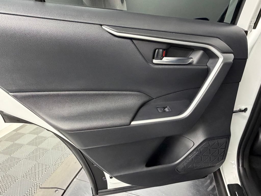 Used 2025 Toyota RAV4 XLE FWD image 38