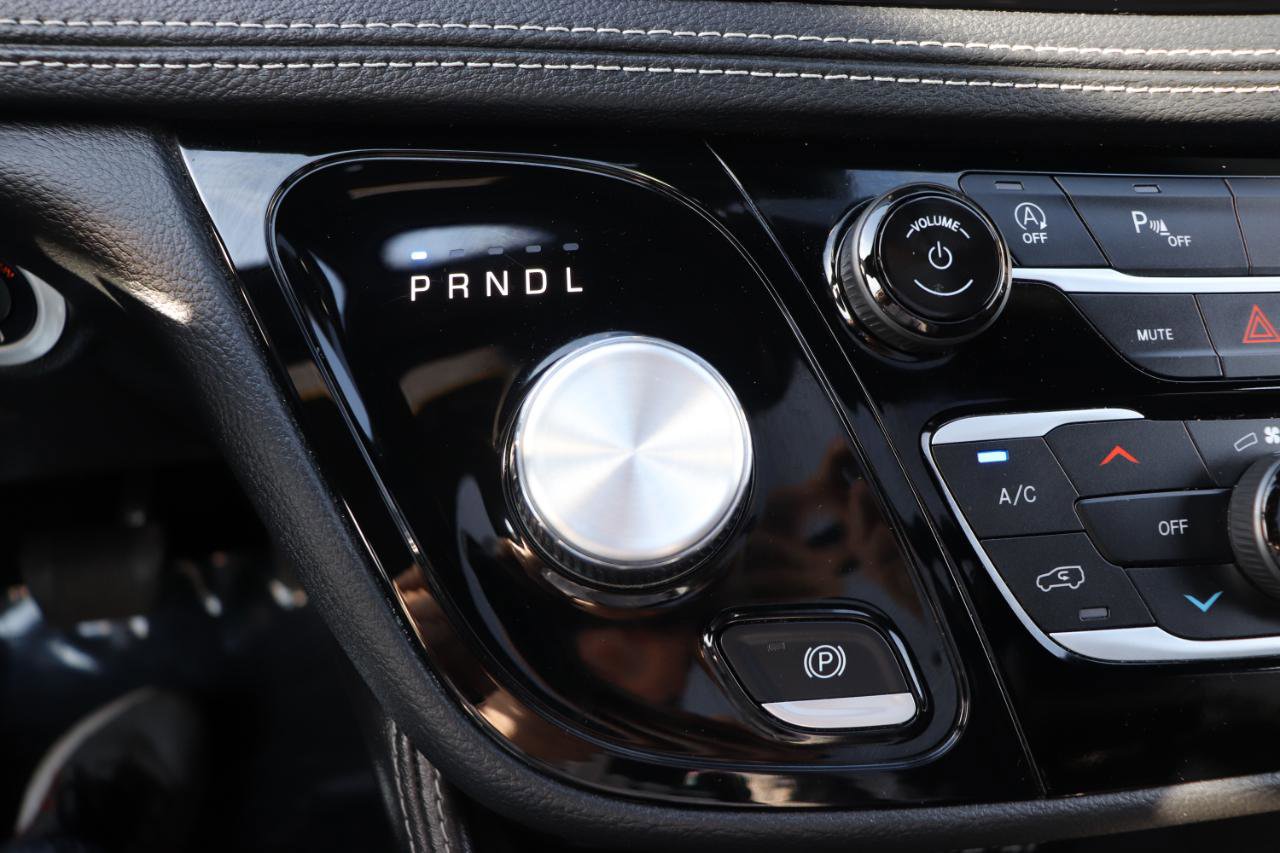 Used 2025 Chrysler Pacifica Limited FWD image 44