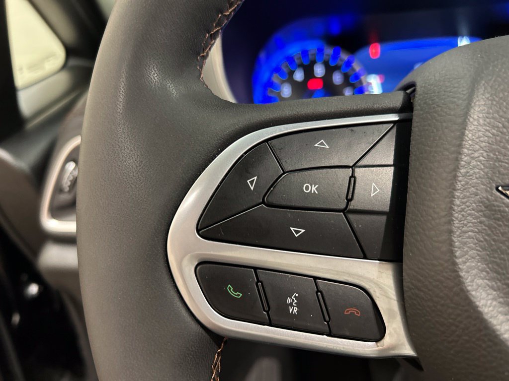 Used 2025 Chrysler Pacifica Pinnacle FWD image 23