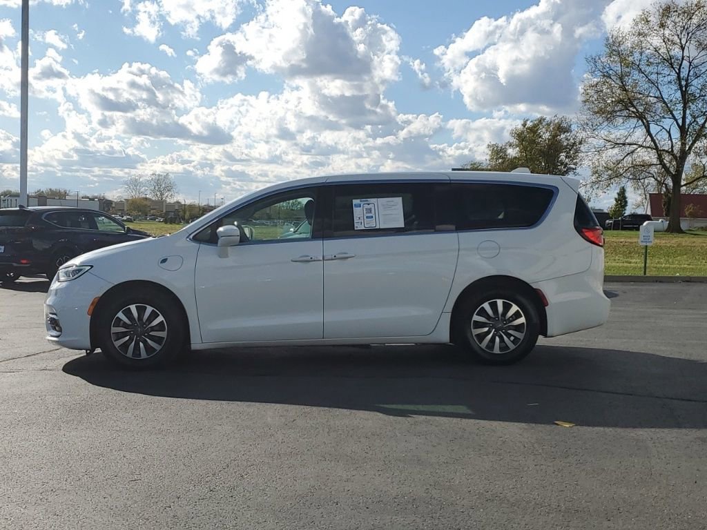 Used 2022 Chrysler Pacifica Touring-L image 4