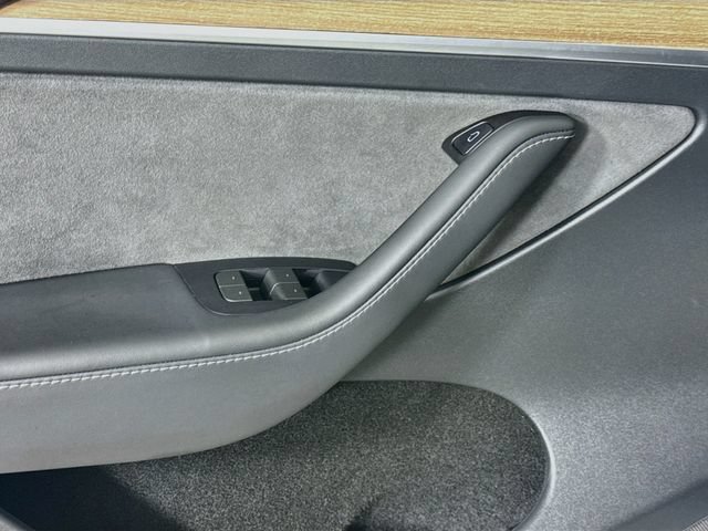 Used 2024 Tesla Model Y 2WD image 19