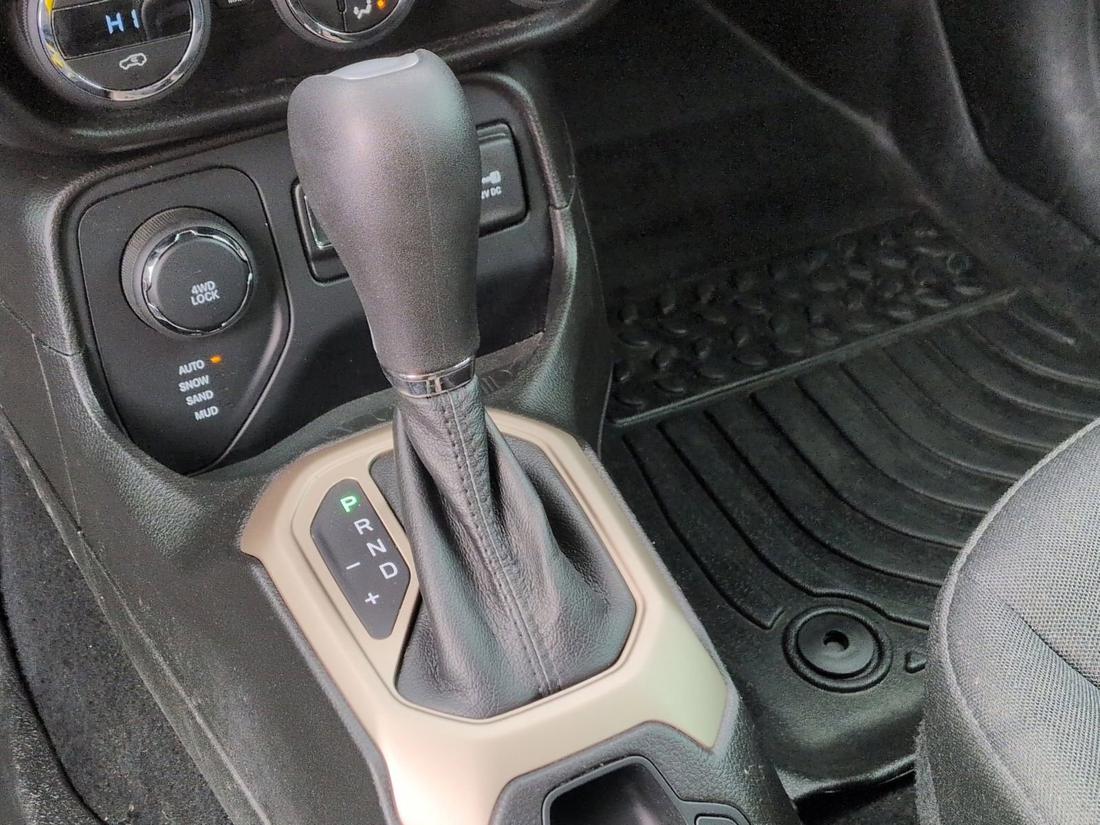 Used 2017 Jeep Renegade Latitude w/ Popular Equipment Group AWD/4WD image 37