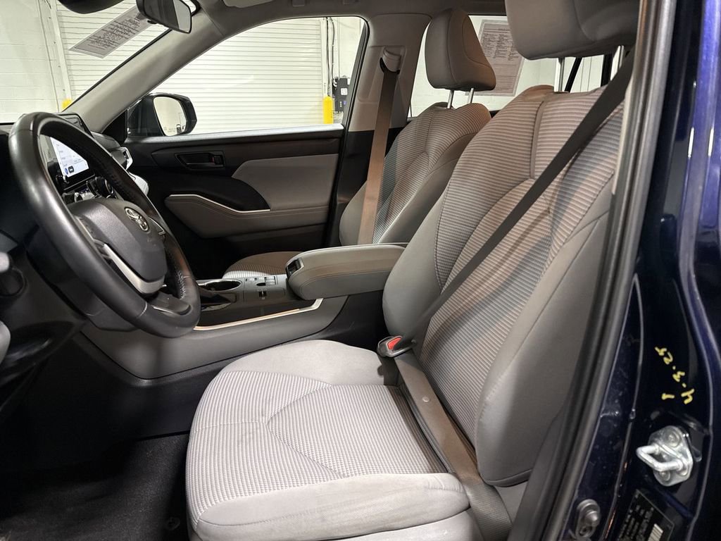 Used 2023 Toyota Highlander LE image 19