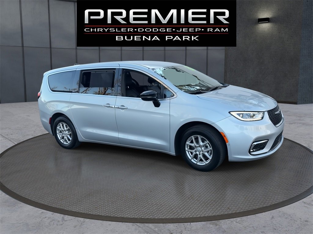 Used 2026 Chrysler Pacifica Select image 9