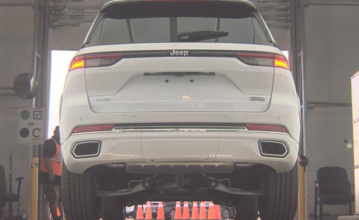 Used 2024 Jeep Grand Cherokee Overland AWD/4WD image 6