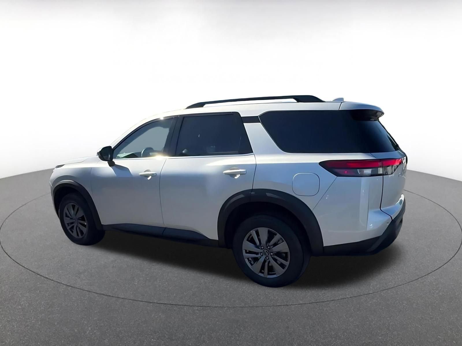 Used 2025 Nissan Pathfinder SV image 10