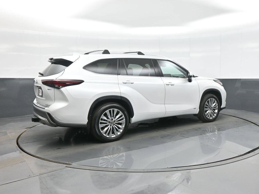 Certified 2025 Toyota Highlander Platinum image 7