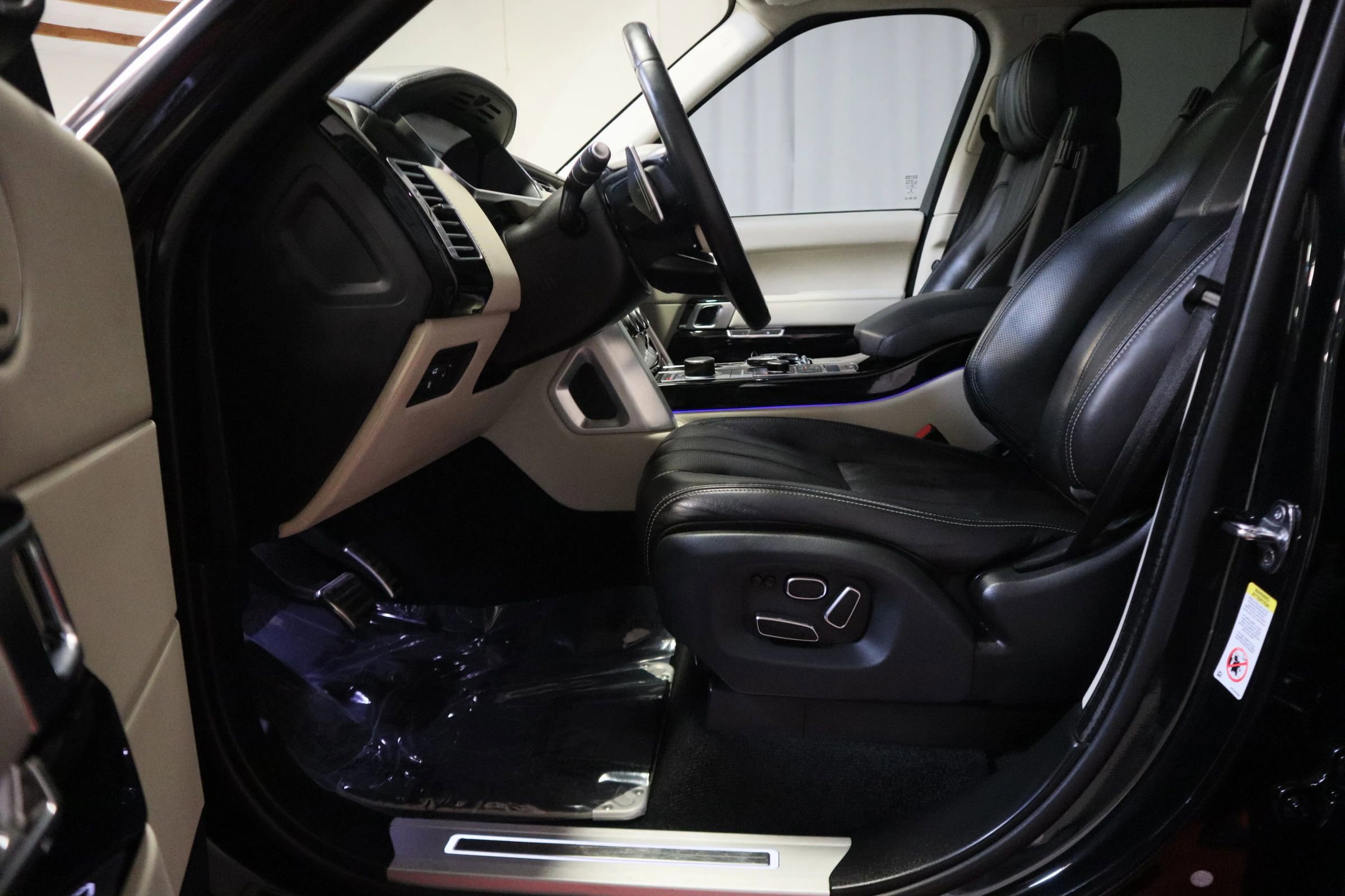 Used 2015 Land Rover Range Rover Autobiography image 16